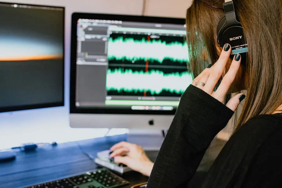 Woman listening to music on computer - Photo by Kelly Sikkema on Unsplash
